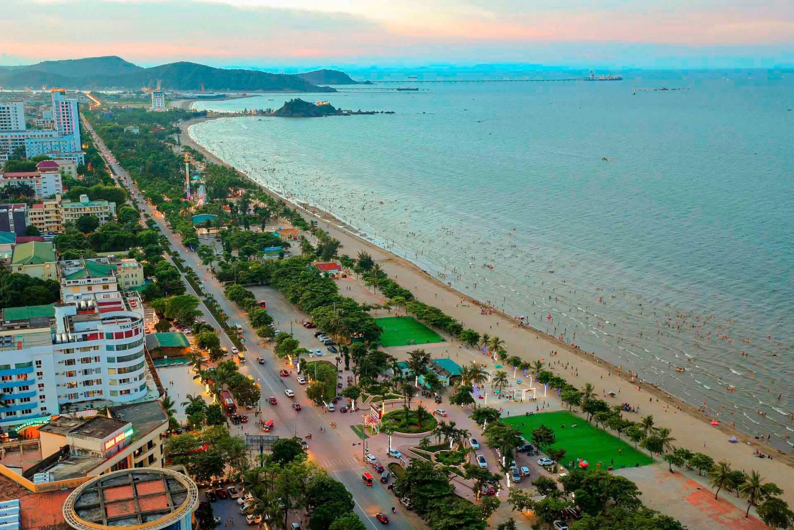 Du lịch Cửa Lò vào cao điểm hè: Biển thoải, hải sản phong phú và nhu cầu tăng trở lại